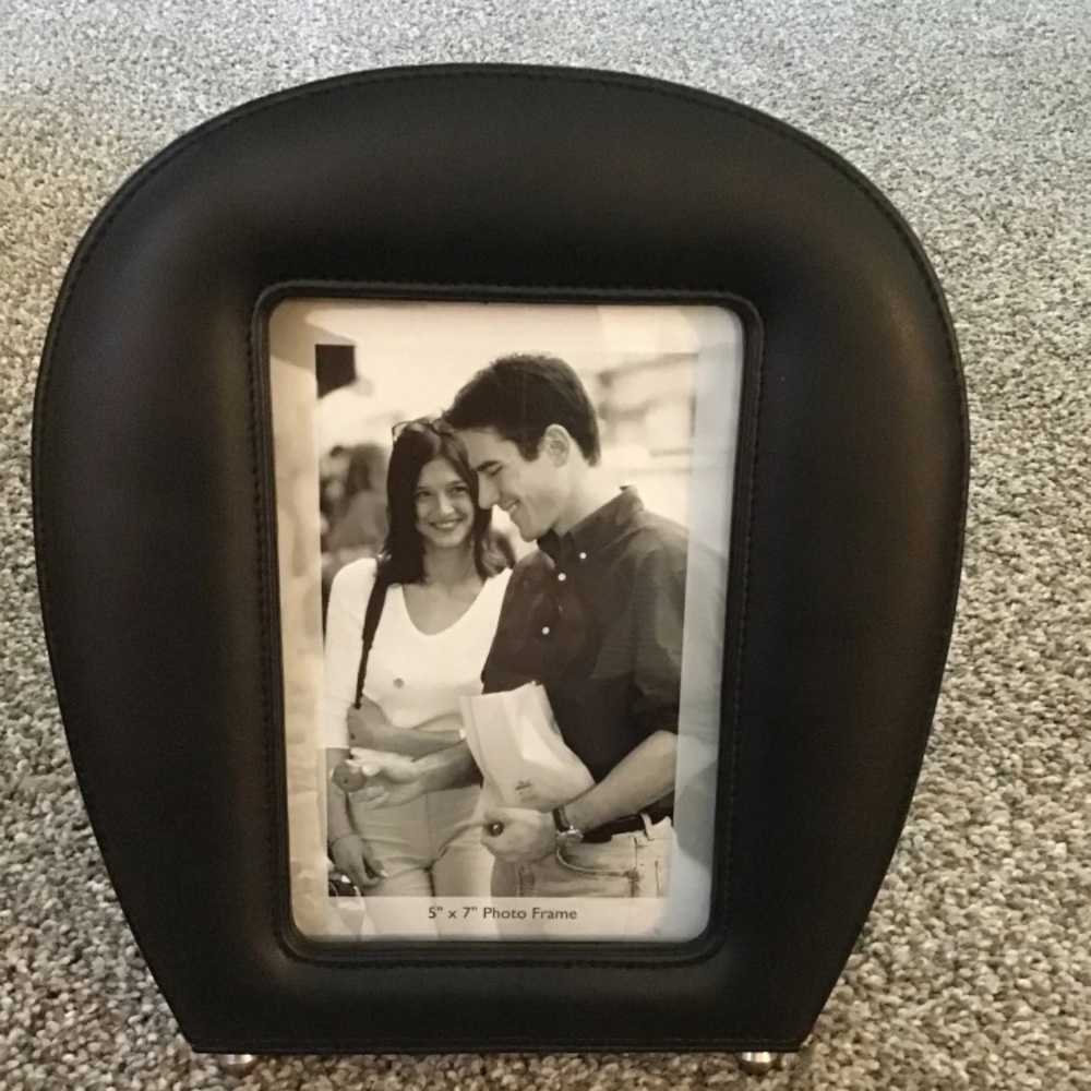 Beautiful Delano Office Leather Photo frame Freestanding 5"X7" (Black)